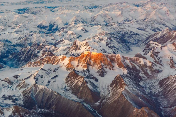 航空機からヒマラヤ山脈 タシュケント キルギスタン 雪で覆われた美しい景色 — ストック写真