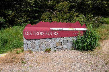 Vosges, Fransa - 20 Haziran 2023: işaret Les trois Fours, eng: Bord de la Route des Cretes 'de Col de la Schlucht ve Hohneck arasında yer alan dört bölge. Fransa 'nın Vosges bölgesindeki en popüler kayak sahası..