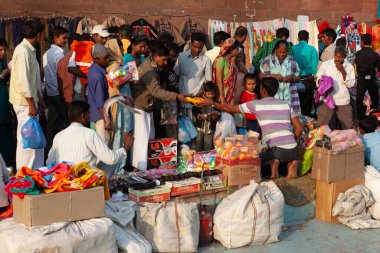 Yeni Delhi, Hindistan - 17 Kasım 2011: Chandni Chowk bölgesindeki Meena Bazaar 'daki insanlar Hindistan' daki eski açık hava pazarında mal satıyorlar..