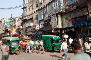Yeni Delhi, Hindistan - 17 Kasım 2011: Eski Delhi 'deki en eski Chandni Chowk pazarında sokak hayatı. Chandni Chowk 'taki Meena Çarşısı' nda mal taşıyan, satan ve taşıyan insanlar.