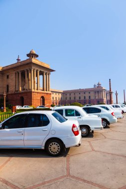 Delhi, Hindistan - 17 Kasım 2011: AMBASSADOR, HINDUSTAN MOTORS tarafından üretilen en eski Hint otomobil modelidir. Bu merkez sekreterliğin kuzey bloğundaki MORRIS OXFORD modelinin bir kopyası..