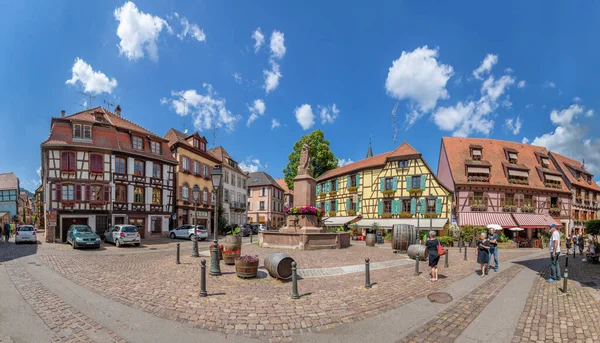 法国里贝斯维尔 2023年6月23日 阿尔萨斯地区里贝斯维尔村的一条风景如画 五彩斑斓的半木结构街道 街道上有商店和咖啡馆 — 图库照片