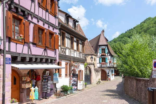 Kaysersberg Frankrijk Juni 2023 Een Pittoreske Kleurrijke Straat Van Vakwerkhuizen — Stockfoto