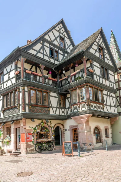 프랑스의 케인즈 2023 지역의 케인즈 마을에 카페가 건물로 이루어진 아름다운 — 스톡 사진