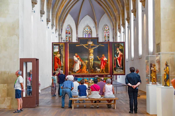 法国科尔马 Colmar 2023年6月21日 1512年至1516年间 人们欣赏伊森海姆雕塑作品 尼古拉 赫纳欧尔 Nikolaus Hagenauer 和画家马蒂亚斯 — 图库照片