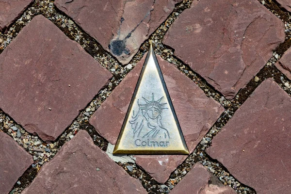 2023年6月21日フランス コルマール ニューヨークの方向を指し コルマールの路上で自由標識の有名な彫像と三角形の方向標識と自由の像 — ストック写真