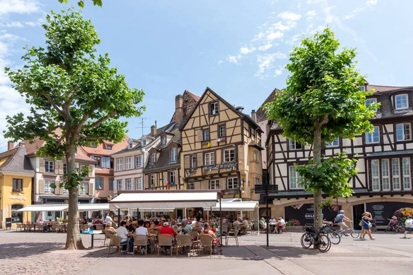 프랑스의 콜마르 2023 프랑스의 콜마르에 도미니크회 평균치 관광객들 여름날 카페에서 — 스톡 사진