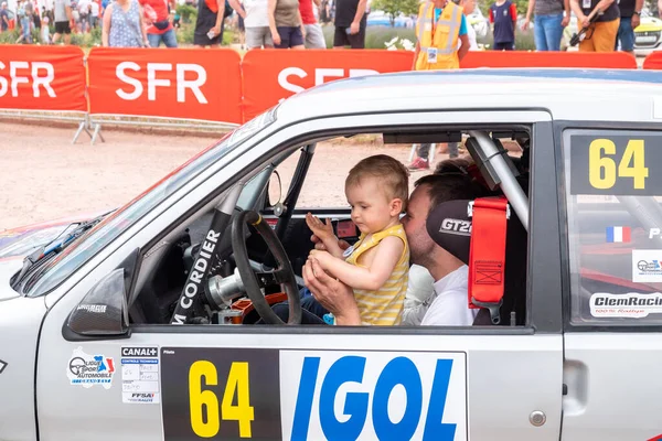法国杰拉尔德默 2023年6月18日 拉力赛车手带着他的孩子站在拉力赛车手的位置上 前往德国拉力赛奖杯的正式欢迎仪式 — 图库照片