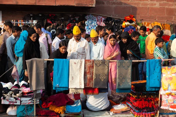 インド ニューデリー 2011年11月17日 インドの旧オープンエア市場で商品を販売しているチャンドニ チョーク地域のMeena Bazaarの人々 — ストック写真