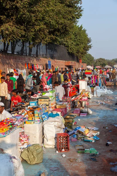 インド ニューデリー 2011年11月17日 インドの旧オープンエア市場で商品を販売しているチャンドニ チョーク地域のMeena Bazaarの人々 — ストック写真