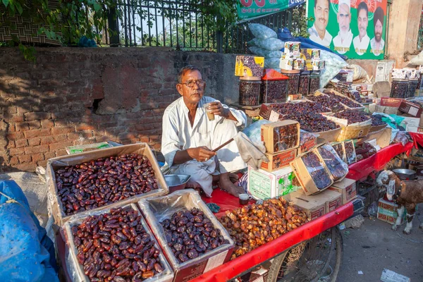 印度新德里 2011年11月17日 在印度钱迪克地区的Meena Bazaar 人们在古老的露天市场上销售商品 — 图库照片