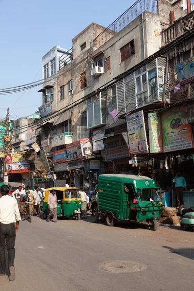 インドのニューデリー 2011年11月17日 デリーで最も古い市場であるチャンドニ チャウクでのストリートライフ 商品を運んだり 商品を売ったり 商品を運ぶ人たち Meena Bazaar Channi — ストック写真