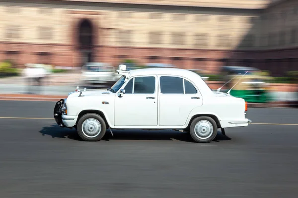 デリー インド 2011年11月17日 大使館は インドの自動車の最も古いモデルの一つは まだHindustan Motorsによって製造されています 中央事務局の北側のブロックにあるMorris Oxfordモデルのレプリカです — ストック写真