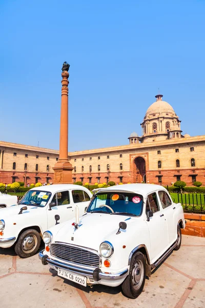 Delhi India November 2011 Ambassador Car Front Indian Parliament Replica — Stock Photo, Image