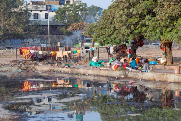 インドのデリー 2011年11月17日 貧しいホームレスの家族が汚い水の流域でインドのニューデリーのチャンドニ チョーク地域のMeena Bazaarに住んでいます — ストック写真