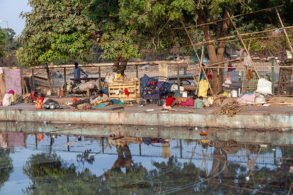 インドのデリー 2011年11月17日 貧しいホームレスの家族が汚い水の流域でインドのニューデリーのチャンドニ チョーク地域のMeena Bazaarに住んでいます — ストック写真