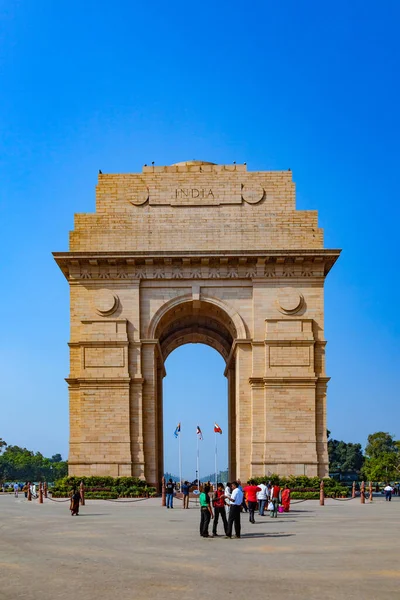 New Delhi India November 2011 Mensen Bezoeken Beroemde India Gate — Stockfoto