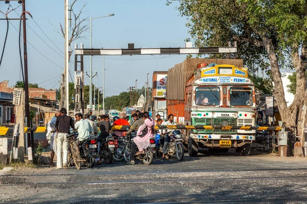 Fathepur Sikri Índia Novembro 2011 Pessoas Uma Travessia Trem Esperam — Fotografia de Stock