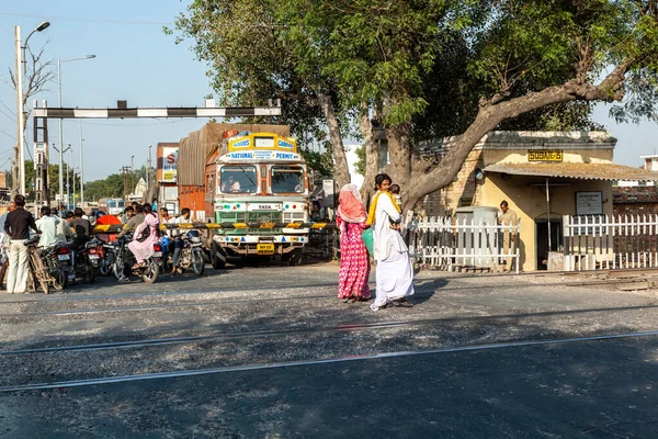 Fathepur Sikri India November 2011 Mensen Bij Een Treinoversteek Wachten — Stockfoto