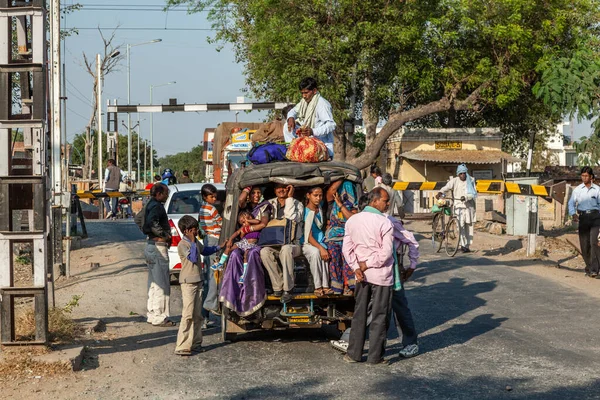 Fathepur Sikri 2011年11月16日 乘坐超载小型巴士或人力车的人排队等候经过的列车 — 图库照片