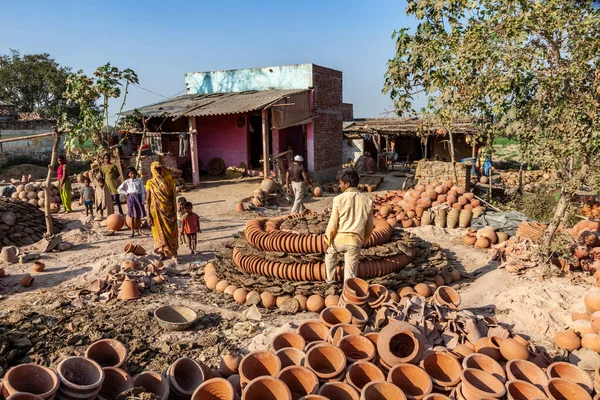 2011年11月16日インド ファテプル シクリ近郊の小さな村で赤い陶器を作る小さな陶器 — ストック写真