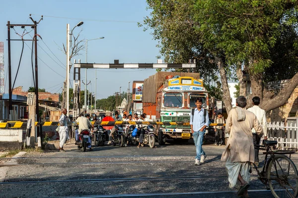 Fathepur Sikri India November 2011 People Train Crossing Wait Passing — 图库照片
