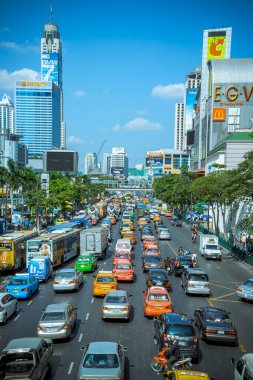 Bangkok, Tayland - 22 Aralık 2009: Bangkok 'taki ana yol öğleden sonra trafiği sıkışık CENTRAL alışveriş merkezi yakınlarındaki araçlarla, Sukhumvit Bangkok, Tayland.