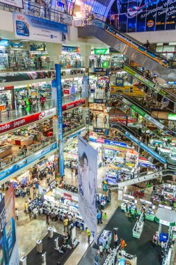 Bangkok, Tayland - 22 Aralık 2009: Tayland 'daki Pantip Plaza' nın içinde, Tayland 'daki büyük elektronik ve yazılım alışveriş kompleksi Bangkok, Tayland' da ucuza satılıyor..