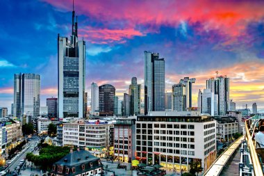 Frankfurt, Almanya - 26 Eylül 2009: Gün batımında Frankfurt 'un ufuk çizgisine bakın.