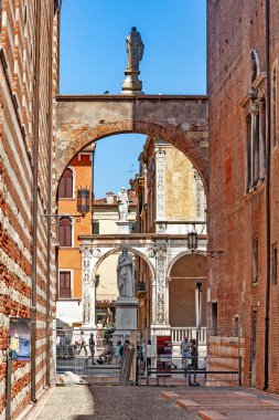 Verona, İtalya - 5 Ağustos 2009: Verona, İtalya 'daki Piazza Signori' de Dante heykeli. Durante degli Alighieri, Orta Çağ 'ın önde gelen İtalyan şairlerinden biriydi..