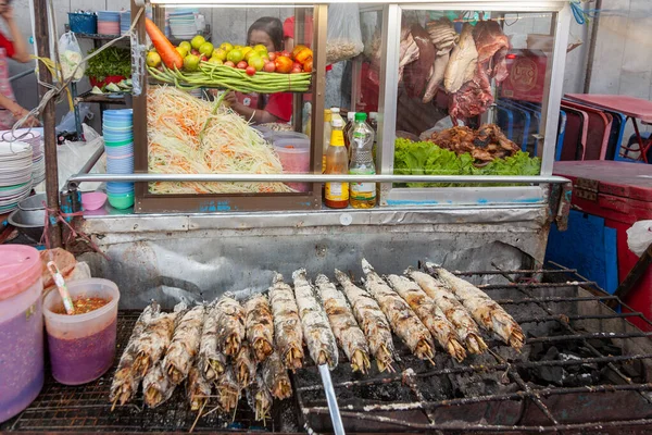 バンコク2009年12月22日 バンコクの路上で焼きたての肉や野菜を提供するストリートホーカー — ストック写真