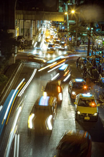 2009年 平成21年 12月21日タイ バンコク スクムビット道路夜間停車時の車両長時間露光効果 — ストック写真