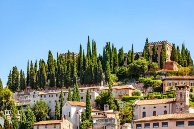 Verona, İtalya, San Pietro kale görünümü. Adige Nehri kıyısındaki San Pietro tepenin üst kısmında kalesidir