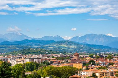 Vicenza 'nın ufuk çizgisine bakın, mimar Andrea Palladio' nun köyü.