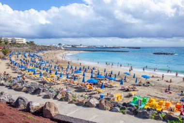 BPlaya Blanca, İspanya - 29 Aralık 2010: İnsanlar Lanzarote 'deki Playa Blanca köyünde Playa Dorada' nın tadını çıkarıyor,
