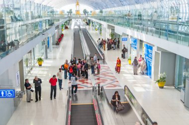 Bangkok, Tayland - 5 Ocak 2010: Yolcular yeni Bangkok havaalanı Suvarnabhumi 'ye gitmek için kalkış kapısında bekliyorlar..
