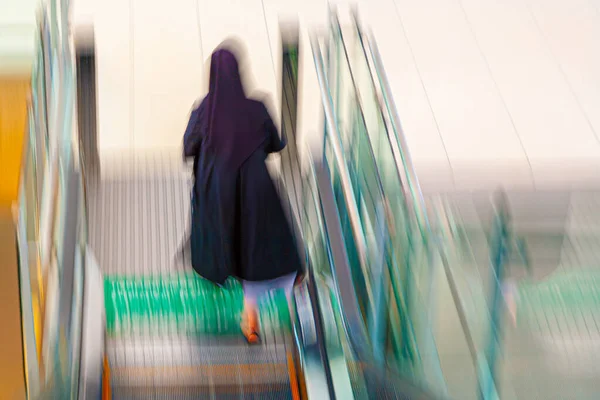 Movimiento Borroso Mujer Vestido Negro Una Monja Musulmán Escalera Movimiento —  Fotos de Stock