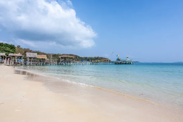 Bella Spiaggia Tropicale Con Vecchio Molo Legno Capanne — Foto Stock