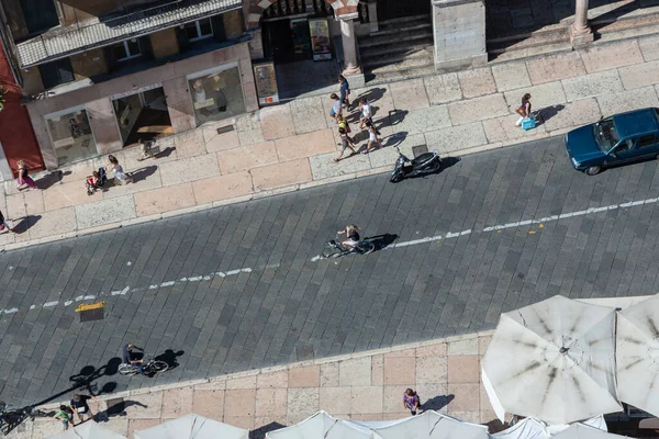 意大利维罗纳 2009年8月5日 意大利维罗纳市米兰科利广场的空中景观 人们骑自行车和走路 — 图库照片