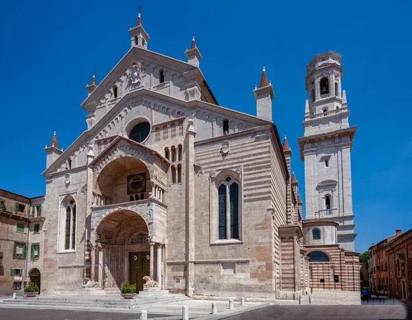 Gevel Van Katholieke Middeleeuwen Romaanse Kathedraal Verona Stad Van Romeo — Stockfoto