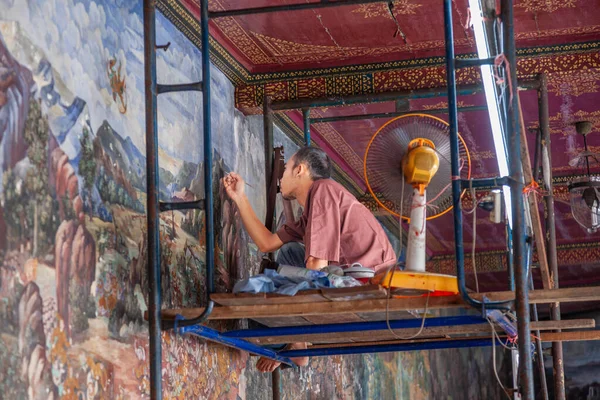 泰国曼谷 2010年1月4日 壁画画家重新创作了曼谷宏伟宫殿的壁画墙 — 图库照片