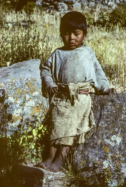 Taquile Peru Lutego 1985 Portret Miejscowego Chłopca Tradycyjnej Pościeli Wyspie — Zdjęcie stockowe