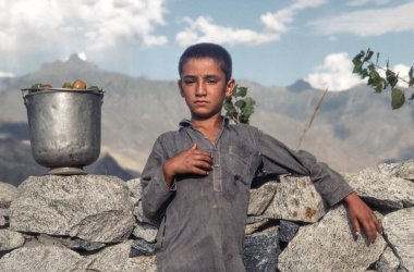 Gilgit, Pakistan - 30 Haziran 1987: Gilgit, Pakistan 'da bilinmeyen bir işçinin portresi. Afganistan savaşı yüzünden o bölgede insanlar acı çekiyor..