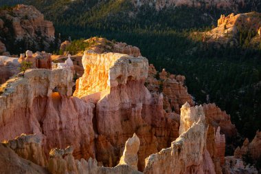 sabah ışığında bryce canyon amfi tiyatro, Tapınak, gibi muhteşem taş oluşumu ile güzel manzara resimler