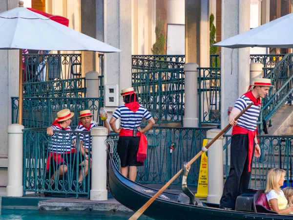 라스베이거스 2008 라스베이거스에 베네치아 주변에서 관광객들 타기를 기다리다 — 스톡 사진