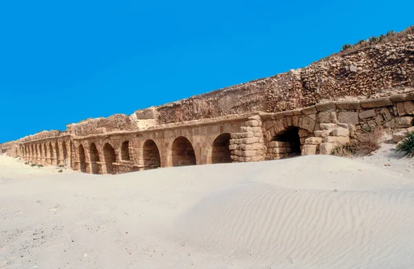 Aequaduct Στο Παλιό Ρωμαϊκό Χωριό Caesarea Στο Ισραήλ — Φωτογραφία Αρχείου