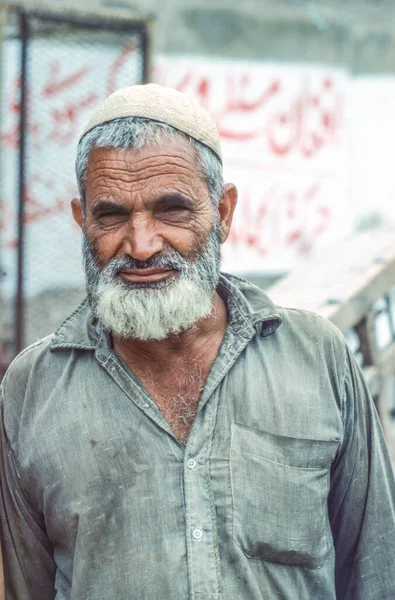 パキスタン ペシャワール1987年6月30日 地元の衣服に髭を生やした老人の肖像 — ストック写真