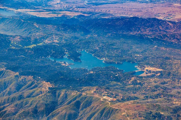 Flygfoto Över Sjön Arrowhead Kalifornien Usa Blå Damm Ligger Bergen — Stockfoto