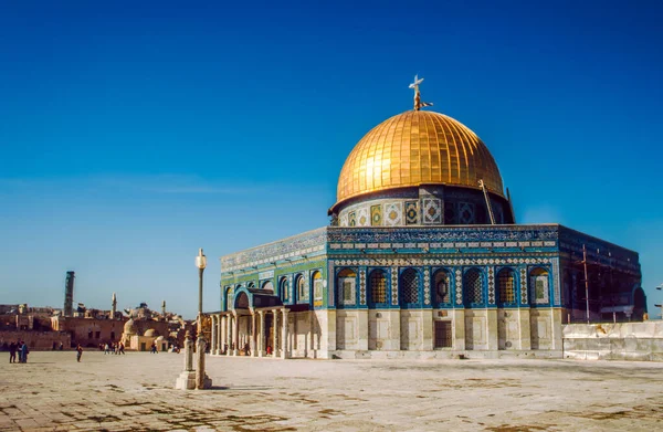 午后的阳光照耀着金顶的基地在耶路撒冷的阿克萨清真寺 — 图库照片