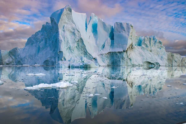 グリーンランドのイルリサットのアイスフィヨルドには大きな氷山があります — ストック写真